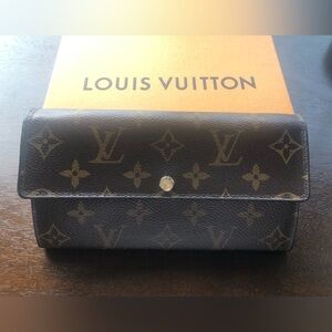 100% Authentic Louis Vuitton Sarah Wallet